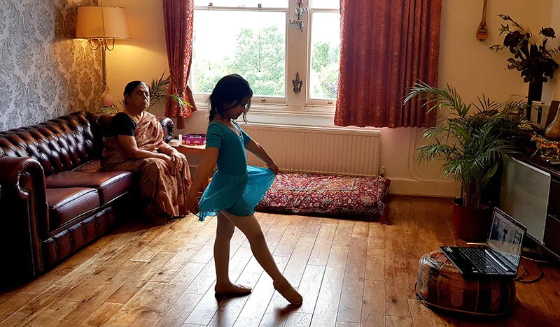 《妹妹的在线芭蕾课》</p><p>拍摄者：12岁的韦丹特