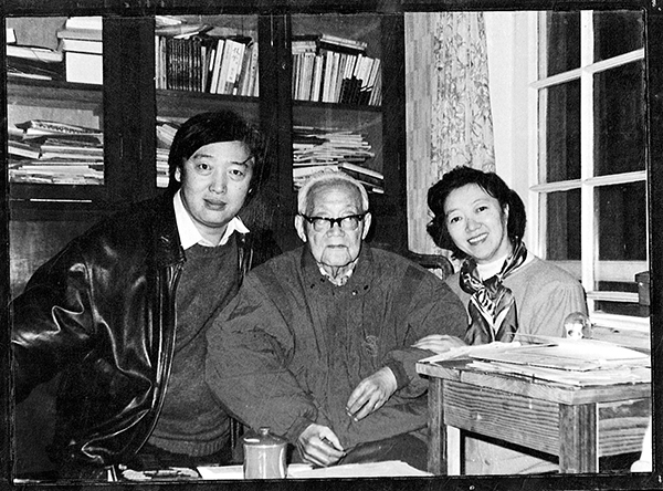 冯骥才夫妇和巴金。图片来源:巴金故居