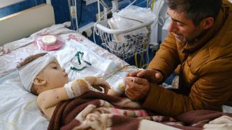 早安·世界｜亚阿冲突已致数百人伤亡，受伤儿童接受治疗
