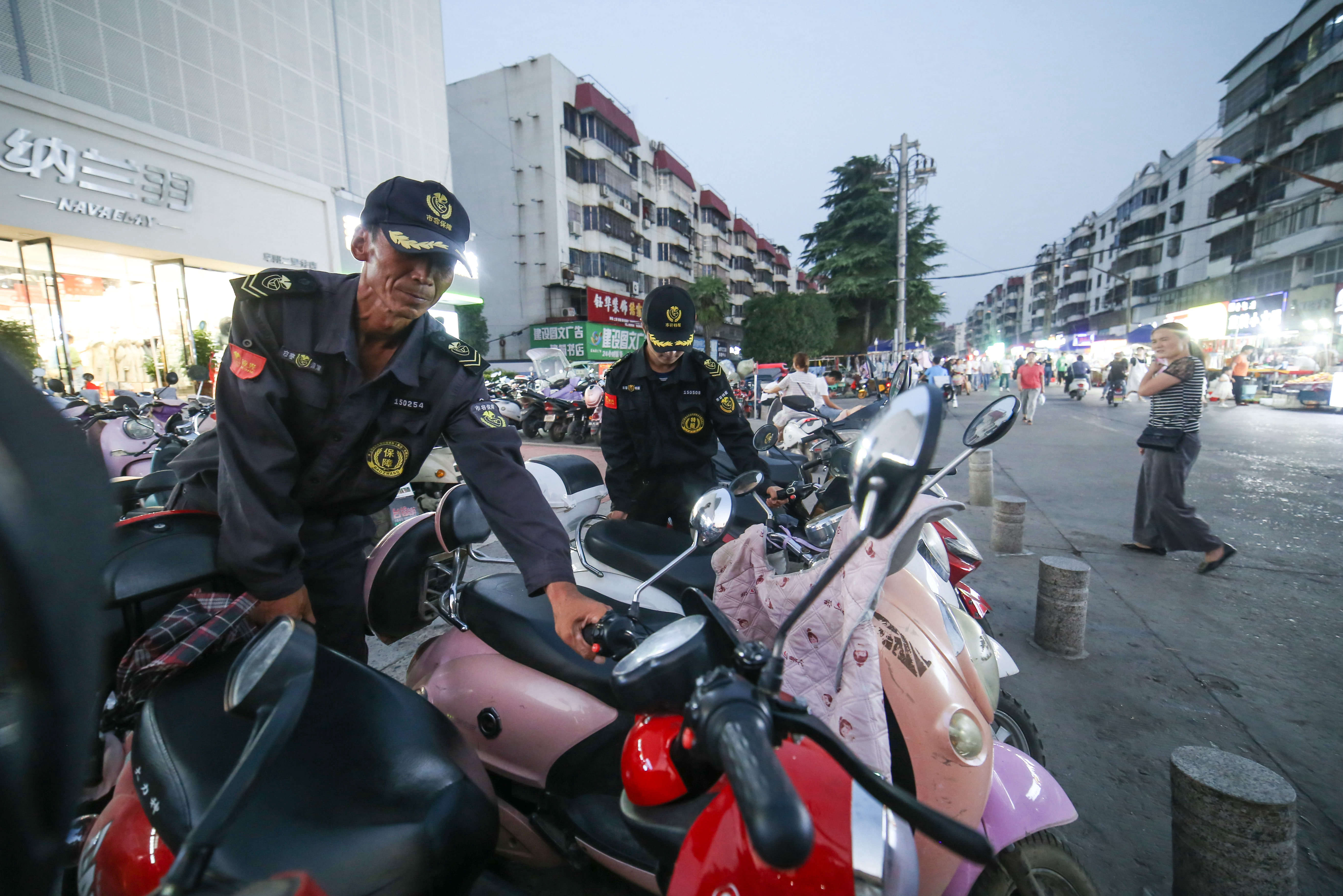 市容工作人员正在整理乱摆乱放的电瓶车