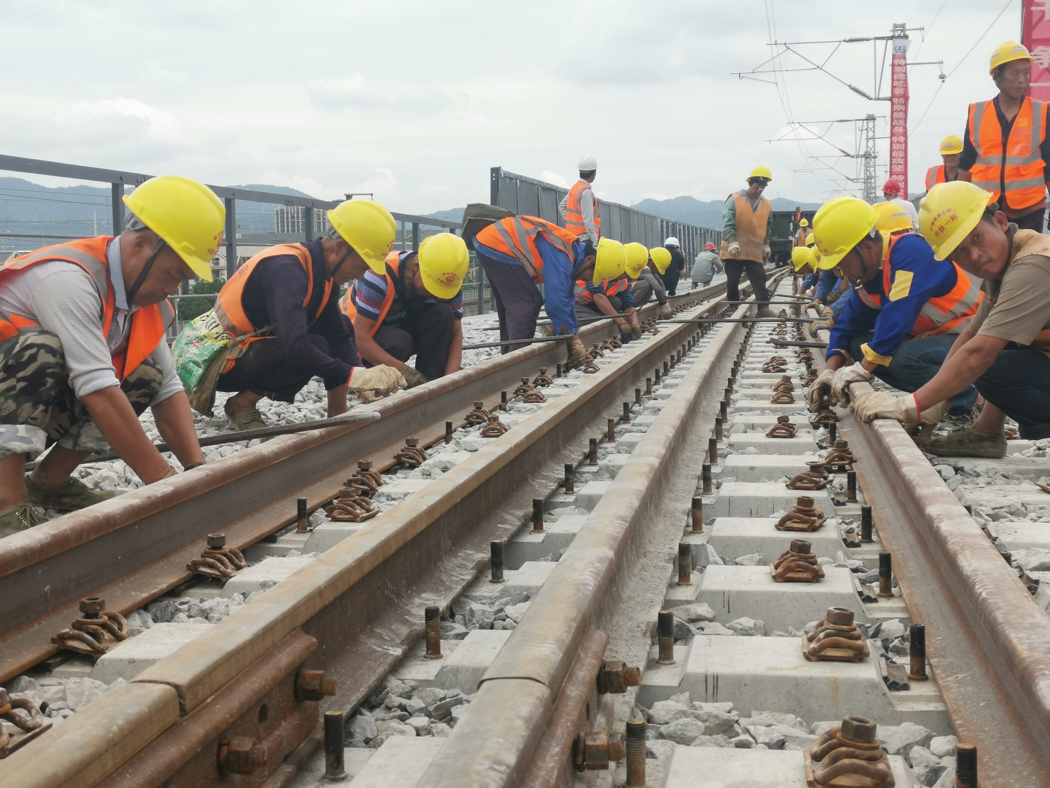 9月29日10时许,在数十名工人合力下,金台铁路黄岩段最后一组500米长