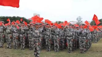 4千余名大一新生軍訓(xùn)匯演齊唱《我和我的祖國(guó)》
