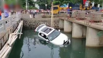 两车相撞奥迪掉进泄洪沟，司机惊险逃生