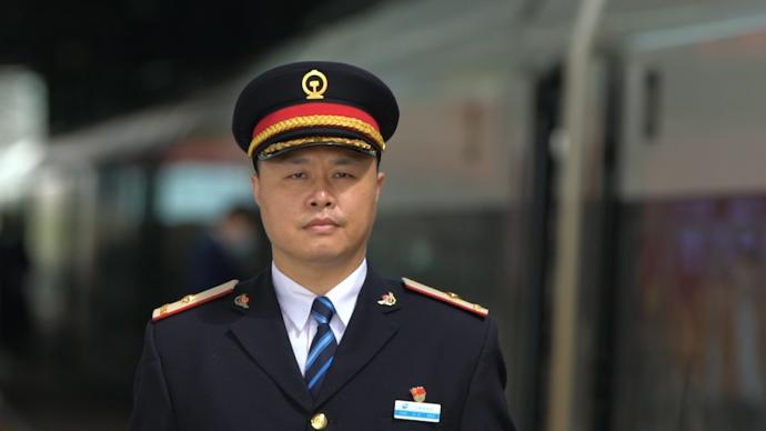 坐高铁看中国丨疫情时，高铁司机冯剑坚报名驰援武汉