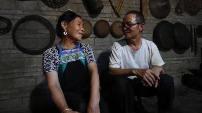 苗寨里的“青梅竹马”老夫妻，相伴45年见证变迁