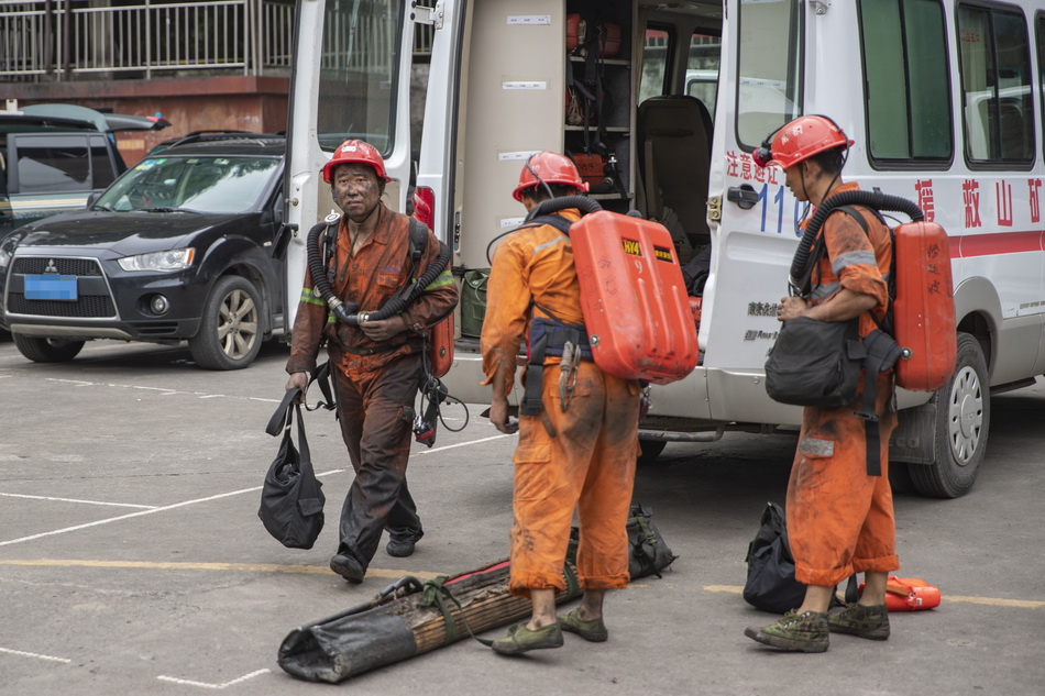 9月27日，在重庆能投渝新能源公司下属松藻煤矿事发现场，搜救结束，救援人员在整理搜救装备。.jpg