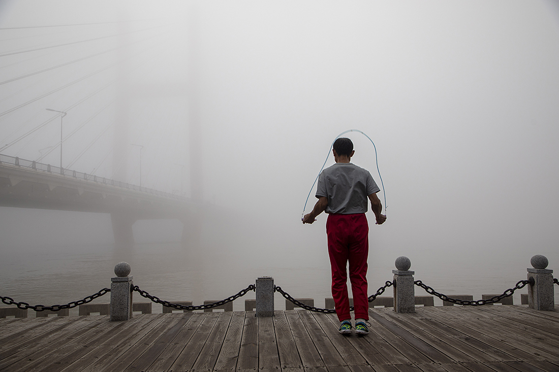大雾里的人背景图图片