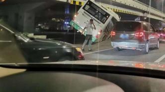 武汉一公交车车头斜插入立交桥下车身右倾，幸无人员受伤
