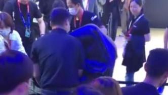 北京车展一女子展台维权被蒙黑布抬走？吉利高管：非维权，已和解