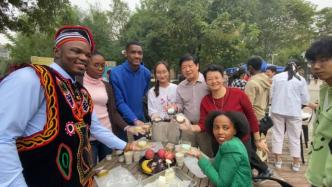 食品专业学生与留学生同做月饼，老师：感受中国传统文化
