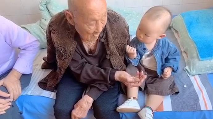 年龄相差一个世纪！1岁萌娃看望家中101岁老人