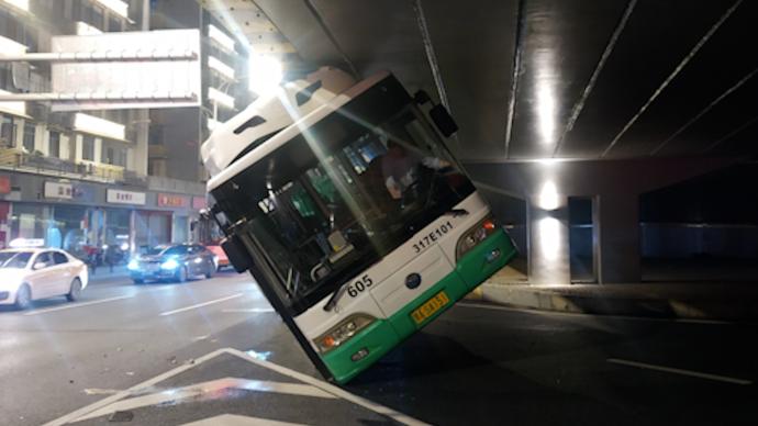 武汉一公交车车头斜插入立交桥下车身右倾幸无人员受伤