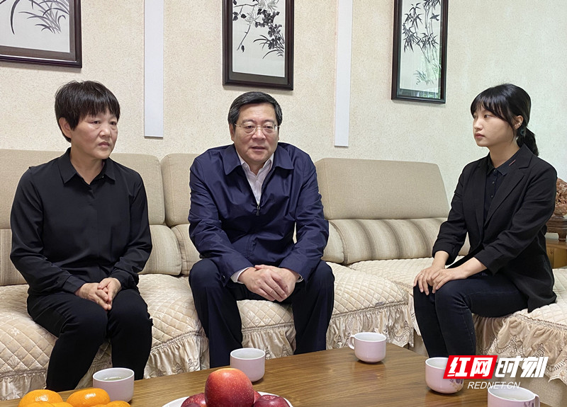 9月30日上午，湖南省委书记杜家毫在株洲看望慰问黄诗燕同志妻子、女儿。  本文图片均来自红网时刻