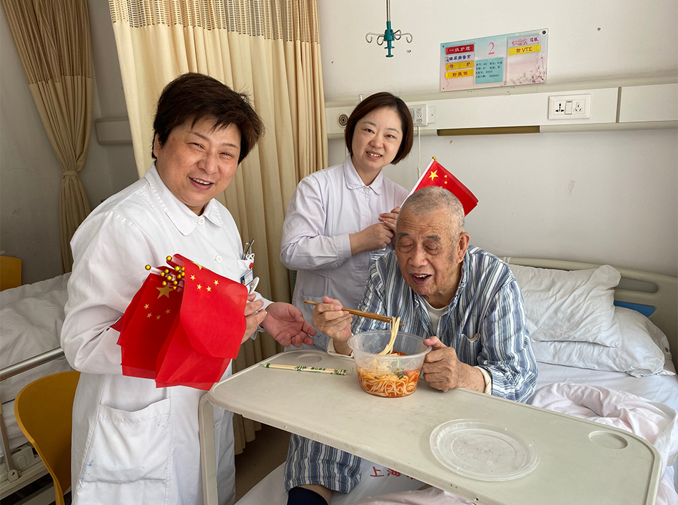 “國慶面”送給了各病區 65 歲以上老年人床前，院方祝福祖國生日的同時，也祝福天下老人安康福壽。.jpg