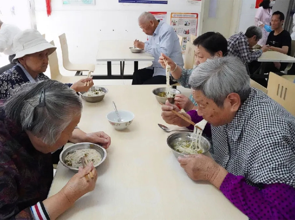 9月29日，徐涇鎮養護院四十幾位高齡老人同吃“國慶面”。 青浦宣傳.jpg