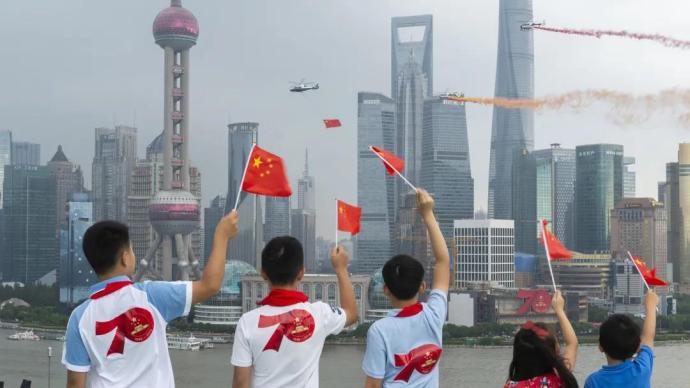 上海警用直升机将在浦江上空悬挂国旗巡展飞行庆“十一”