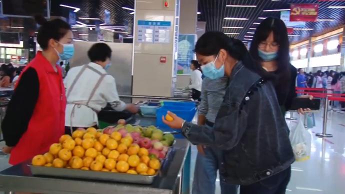 高校餐厅每天准备数千斤水果,凭“光盘”免费换