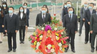 中国驻朝鲜大使馆向中朝友谊塔敬献花篮