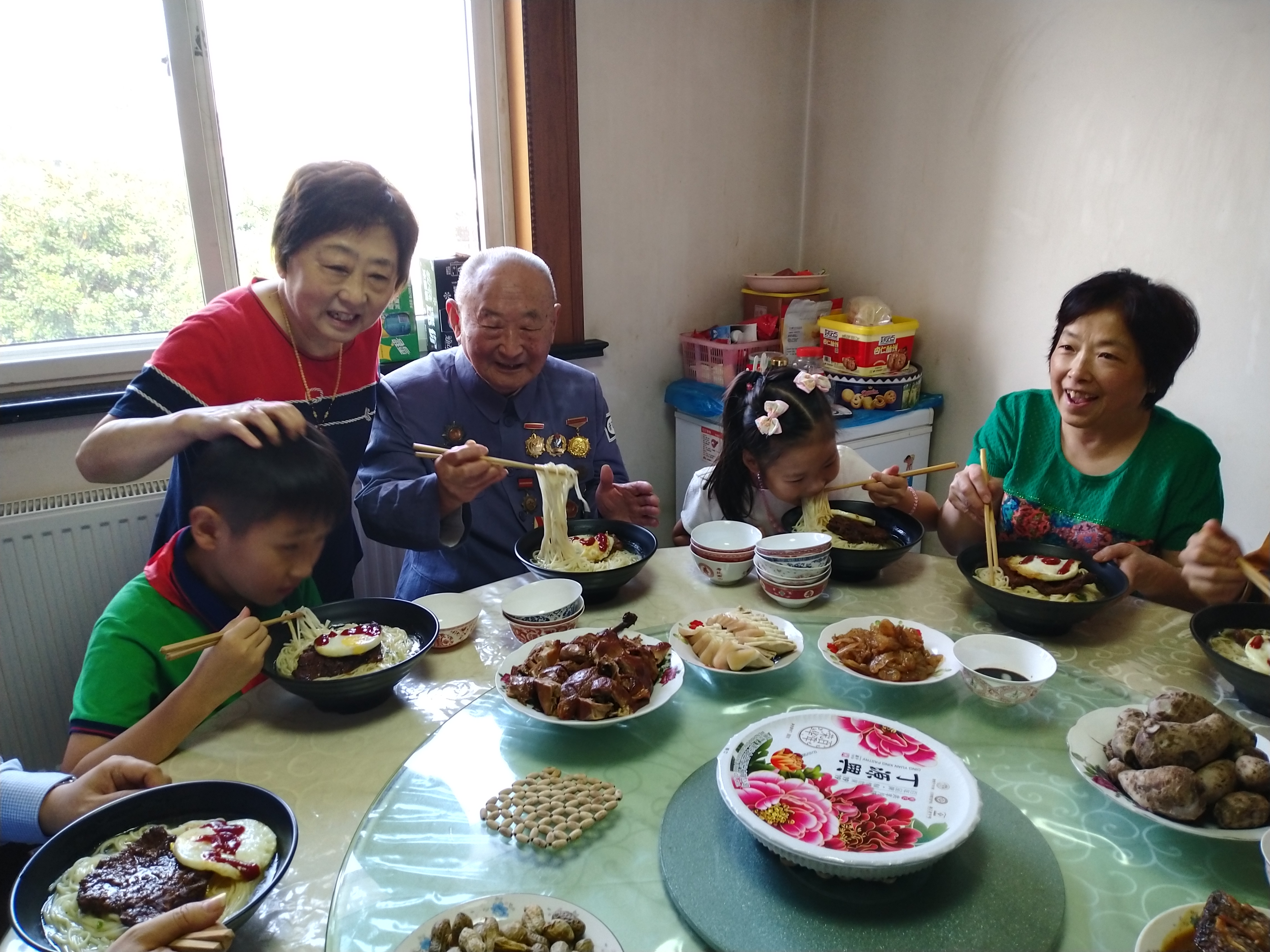 2020年10月1日，鲍奇（右三）和家人一起吃国庆面。龙钢 摄