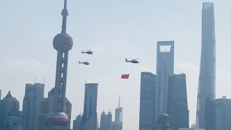 直升机挂国旗巡飞外滩，系上海公安警务航空队成立以来第五次