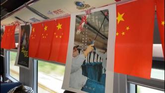 坐高铁看中国丨前往武汉的列车里挂满抗疫海报