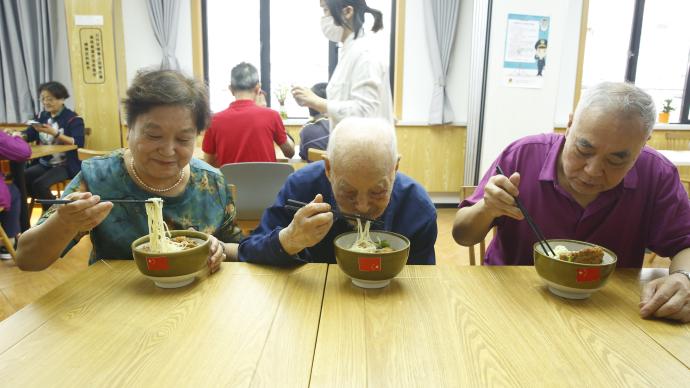 既长寿，又国庆，上海普陀请老人们吃面庆佳节