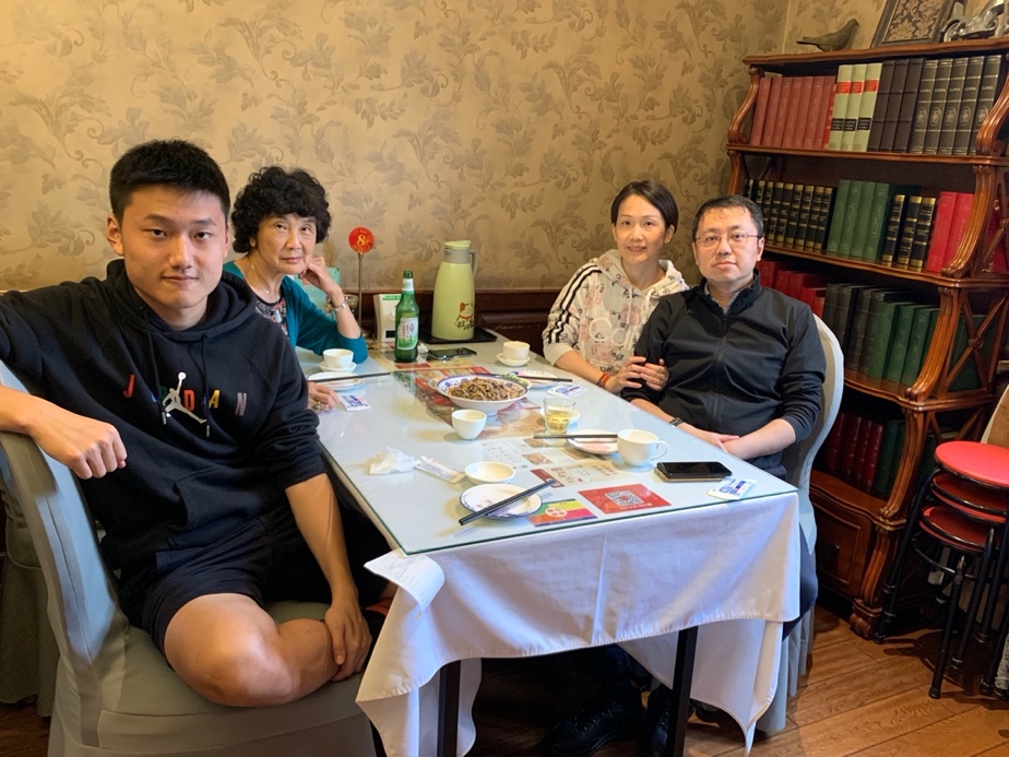 10月1日,严畅(左一)与家人去餐厅一起庆祝中秋.