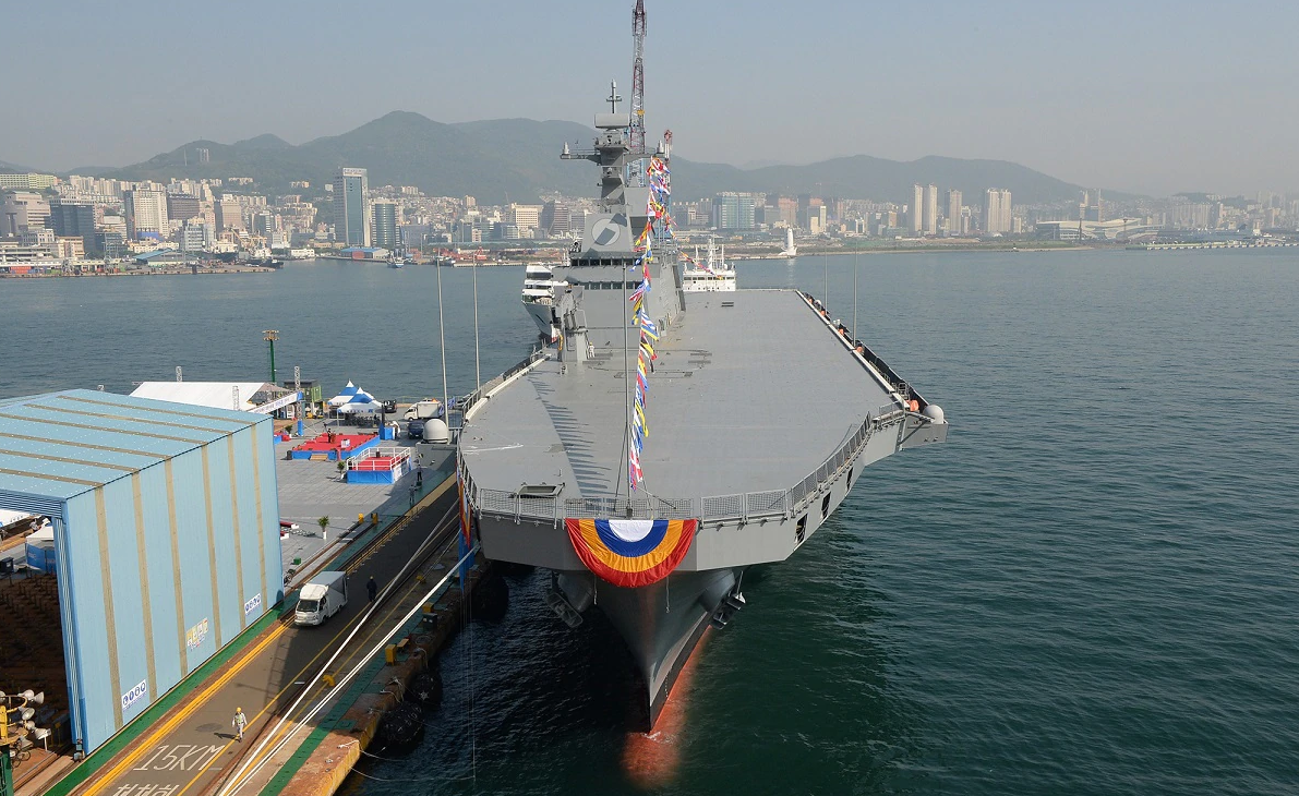 韩国最新型两栖攻击舰“马罗岛”号，未来韩国将建造中型航母。
