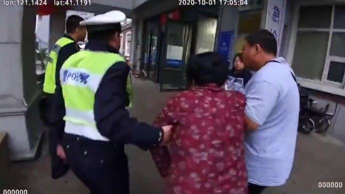 中秋节大客车上乘客发病，锦州交警紧急护送