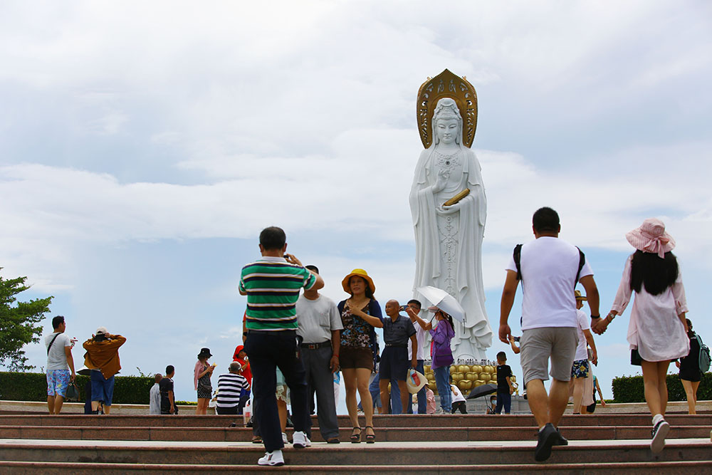 2020年10月2日,海南三亞,遊客在三亞南山文化旅遊區遊覽. 人民視覺 圖