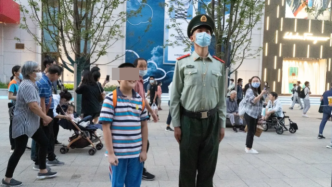 十岁自闭症男孩与南京东路执勤武警合照，牵手未成仍笑得开心