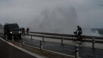 法国东南部地区遭暴风雨袭击致18人失踪