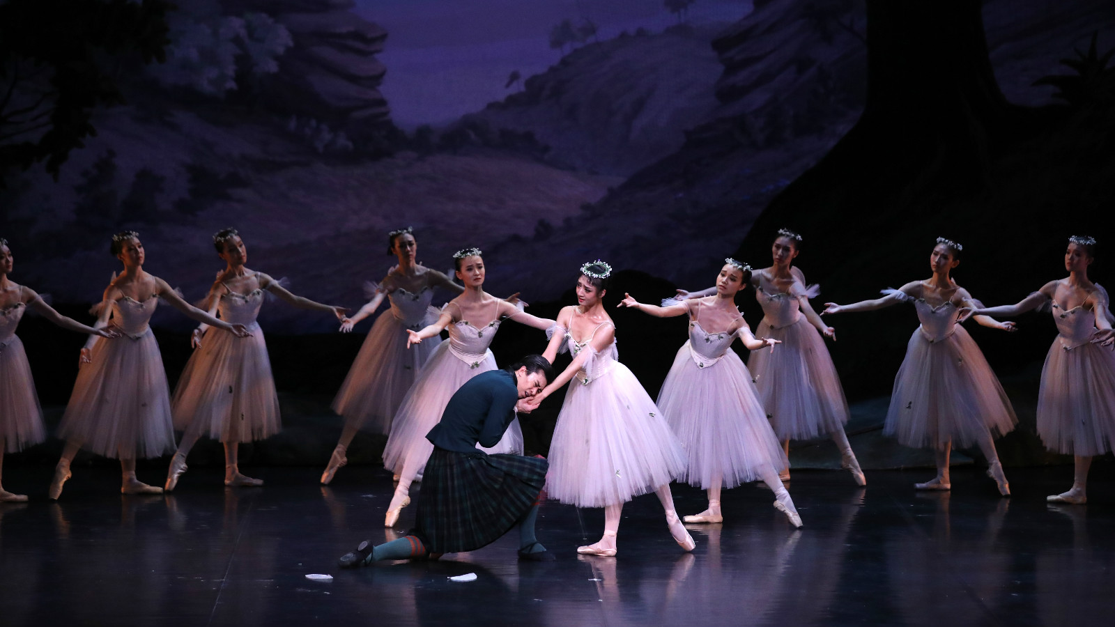 《仙女》剧照《仙女》首演于1836年的丹麦哥本哈根,是浪漫主义芭蕾的