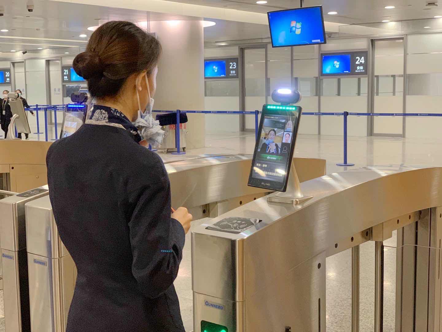 浦东国际机场启用15条工作人员自助通道3秒刷脸通关