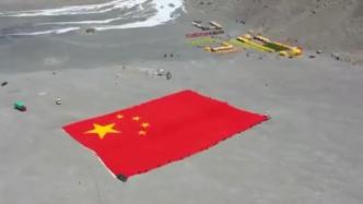 巨幅国旗亮相5200米珠峰大本营，向祖国献礼