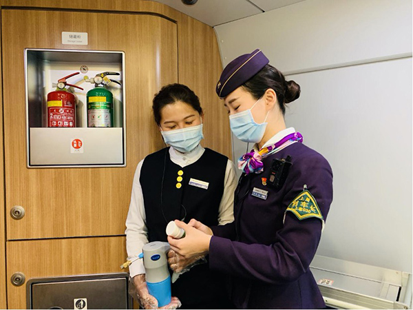 坐高铁看中国90后乘务员与京沪高铁的十年之恋
