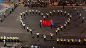 外滩拉链式人墙内，上海民警用身体组成“心形”向祖国表白