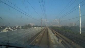 坐高铁看中国丨当一回司机，车头90秒第一视角感受中国速度