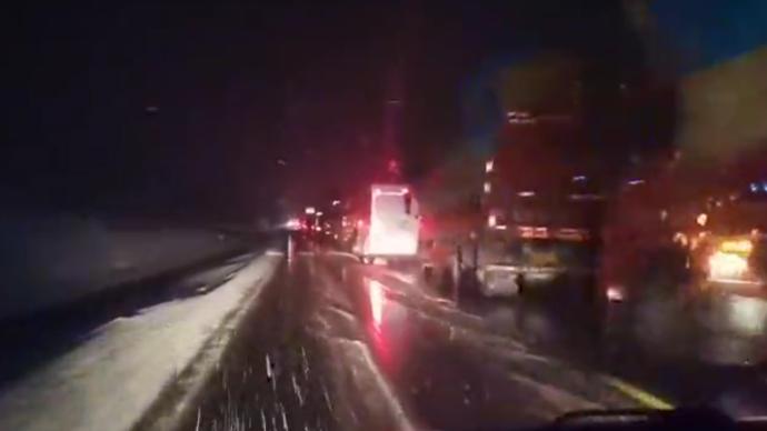 祁连山突降大雪，寒夜中500多辆车被困