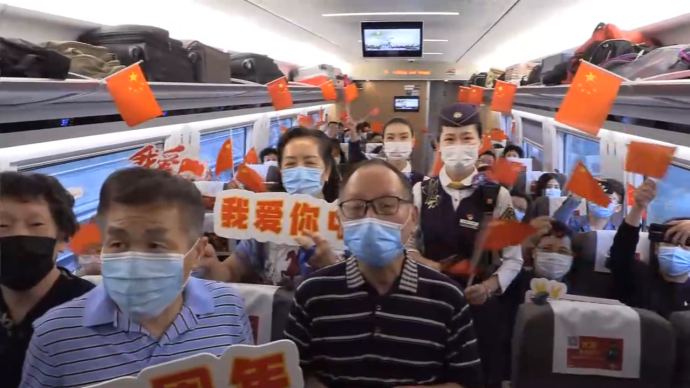 坐高铁看中国丨老人在车厢内唱歌深情告白祖国