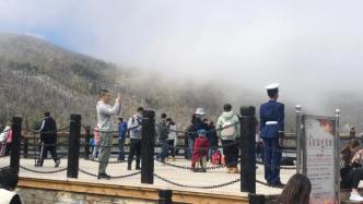 川西高原大量游客涌入，甘孜公安一天救助多名“高反”游客