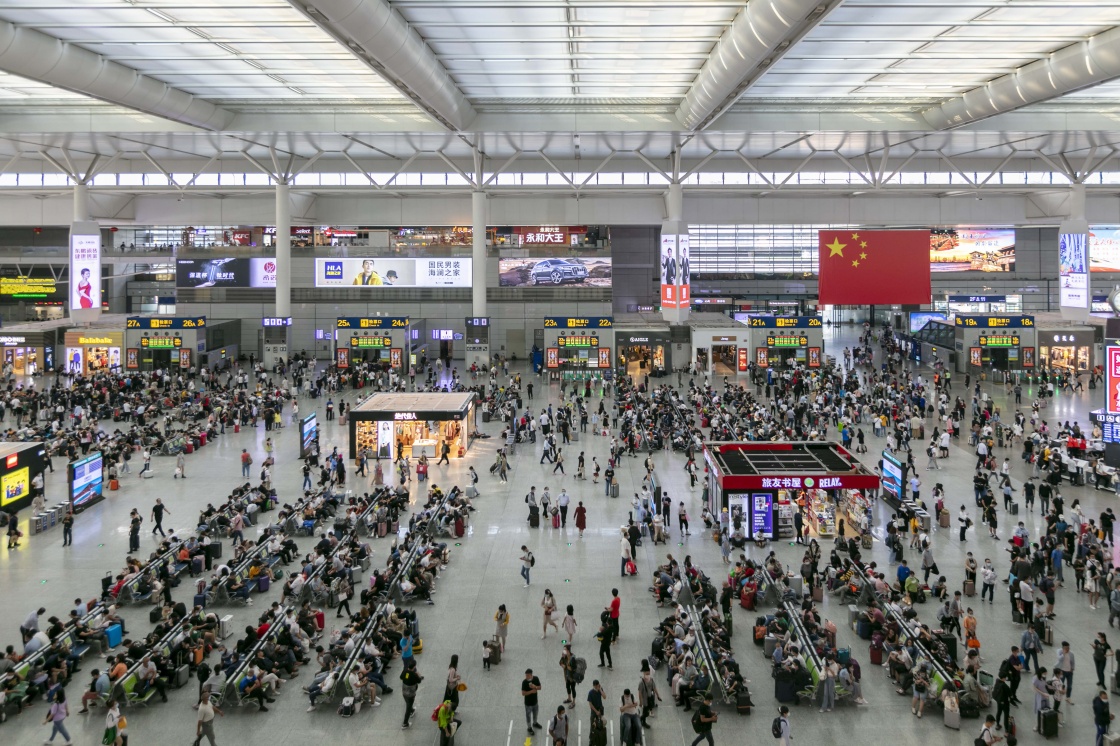 10月2日拍摄的上海虹桥火车站候车大厅.新华社 图