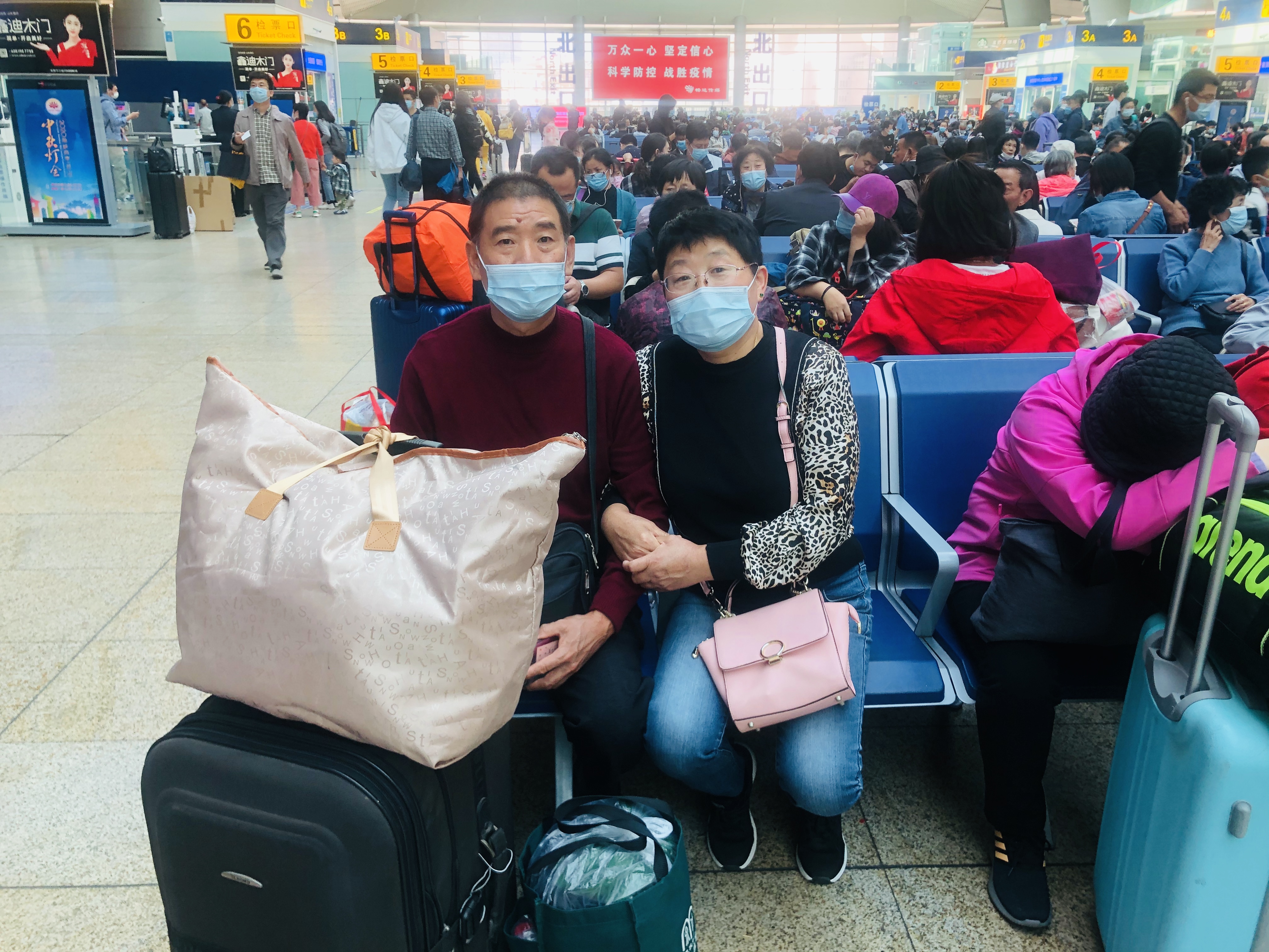 10月2日,北京南站.在京工作的赵女士和瞿先生首度回家.