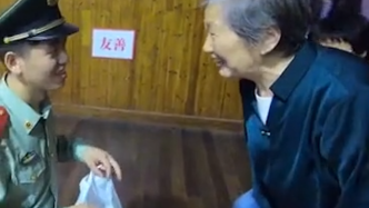 一年未见的奶奶突然出现，上海执勤武警下哨后紧抱