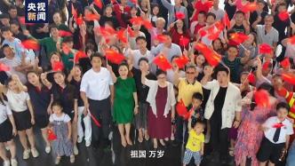 高燃“快閃”！深圳市民引吭高歌《我的祖國》向祖國深情告白