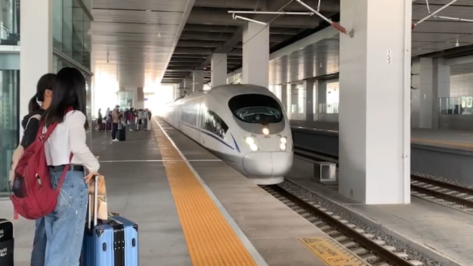 坐高铁看中国丨回忆以前坐绿皮火车，乘客称现在幸福感满满