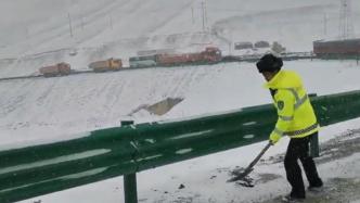 祁连景阳岭路段上千余车因雪被困，交警持续疏导5小时