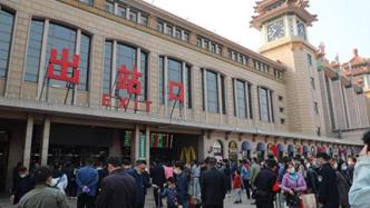 北京8日迎来长假返程最高峰，五大火车站预计超50万人返京