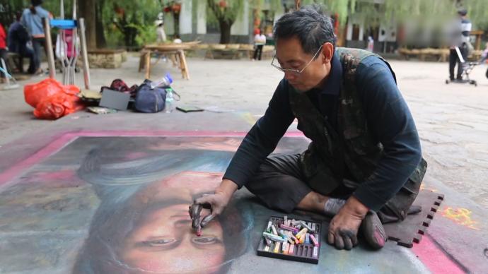 独腿街头艺人自学画出村庄版《蒙娜丽莎》
