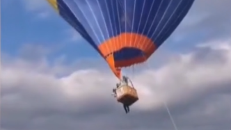 西安一景区热气球发生倾斜事故，工作人员双腿悬空险坠落